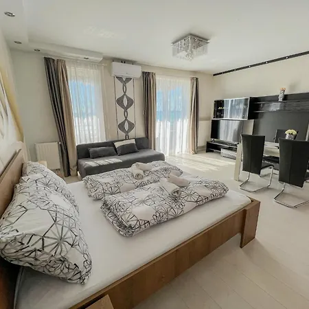 Club 218 Red Wellness Apartements * שיופוק